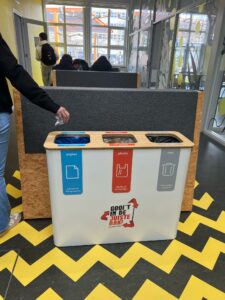 Afvalbak op MBO Almere met duidelijk aangegeven Plastic, papier en rest